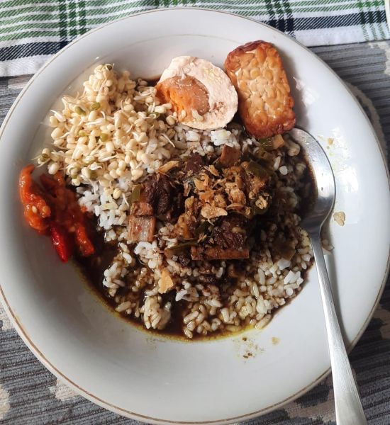 Berkas:Rawon Surabaya.jpg